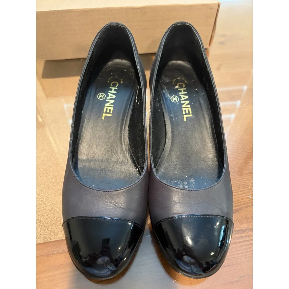 Chanel G32115 Black Leather Grosgrain Trim Patent Toe Chain Block Heel Pumps 38